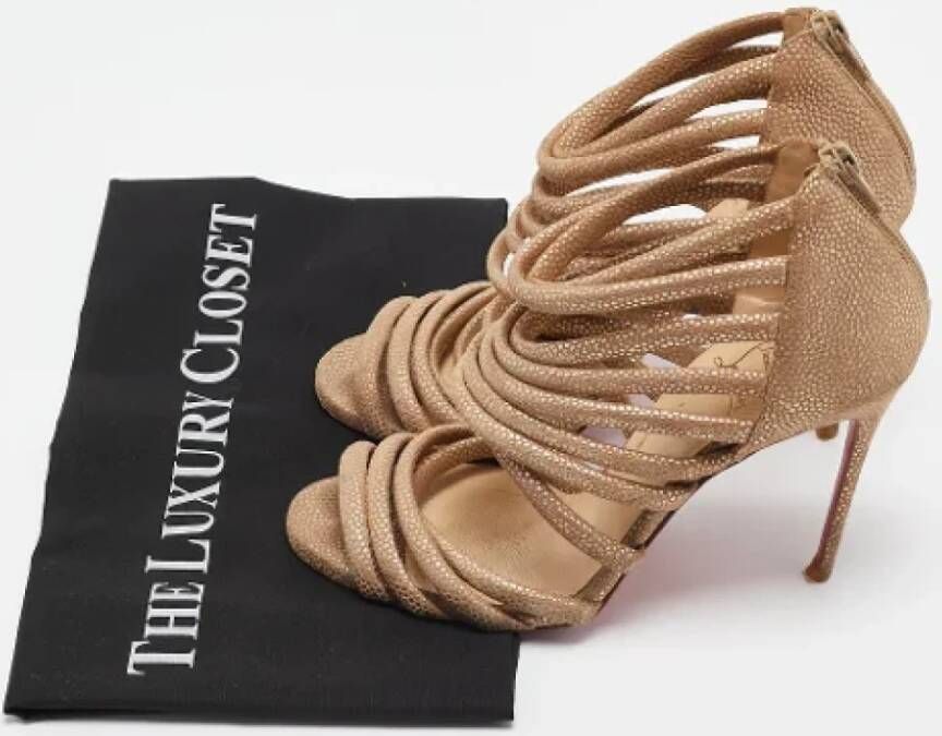 Christian Louboutin Pre-owned Suede sandals Yellow Dames