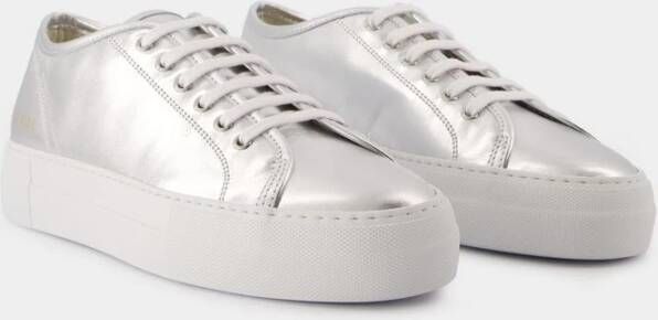 Common Projects Glanzende Zilveren Leren Sneakers Gray Dames