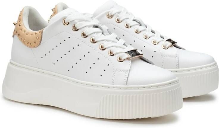 Cult Witte Karamel Leren Sneakers met Gouden Studs White Dames