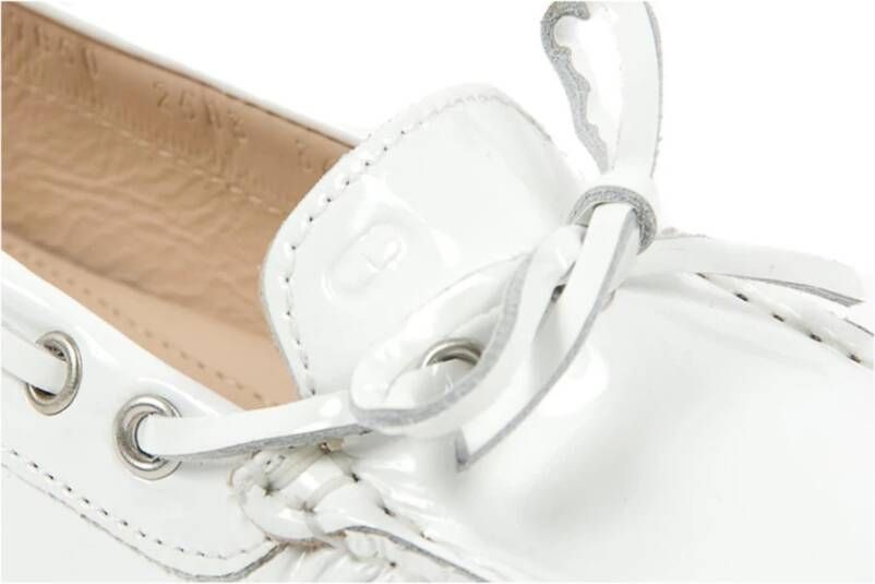 Dee Ocleppo Witte Patentleren Loafer met Strik White Dames