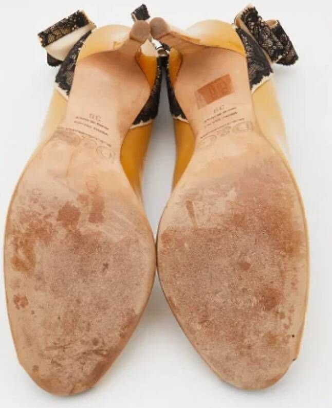 Dolce & Gabbana Pre-owned Lace heels Yellow Dames