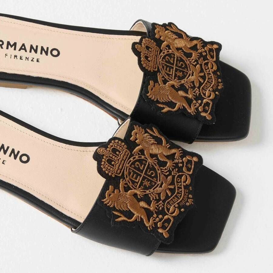 Ermanno Scervino Lage sandaal met embleem Black Dames