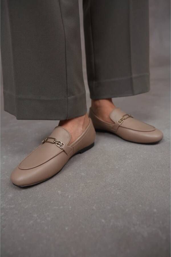 Estro Dames Beige Leren Penny Loafers met een Zilveren Ketting Er00114571 Beige Dames