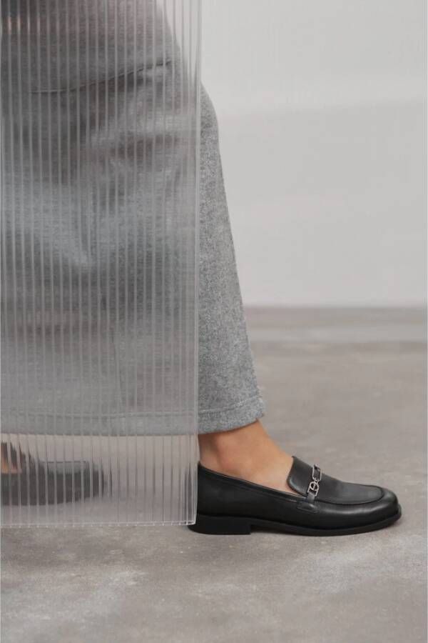 Estro Dames Zwarte Leren Penny Loafers met een Zilveren Ketting Er00114527 Black Dames