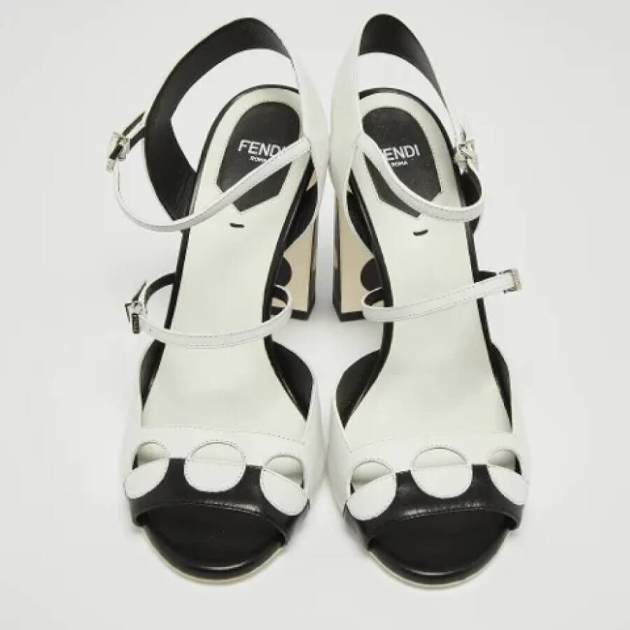 Fendi Vintage Pre-owned Leather sandals White Dames