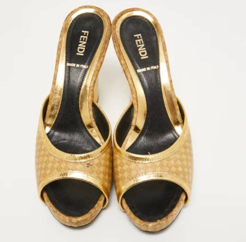 Fendi Vintage Pre-owned Leather sandals Yellow Dames