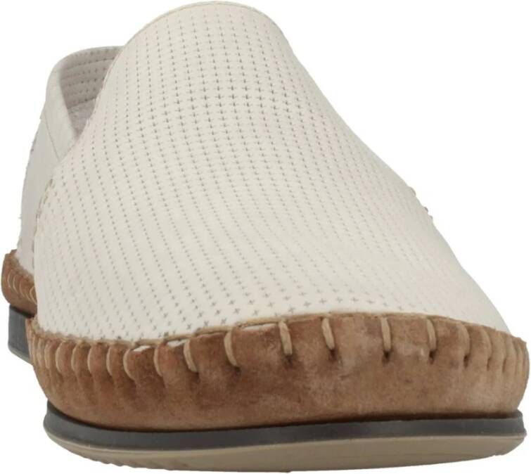 Fluchos Witte Leren Loafers met Geperforeerde Details White Heren