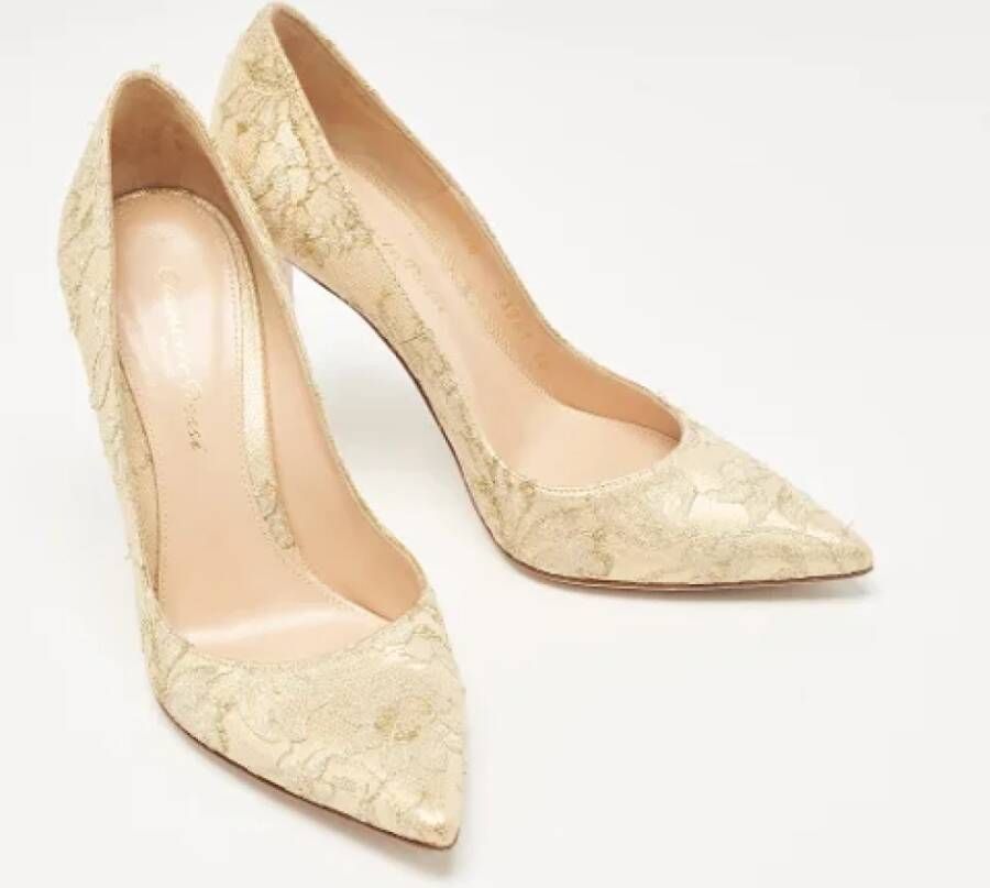 Gianvito Rossi Pre-owned Lace heels Yellow Dames