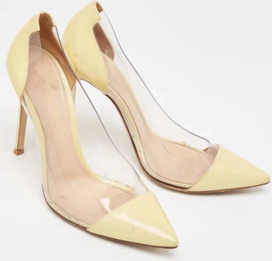 Gianvito Rossi Pre-owned Leather heels Yellow Dames