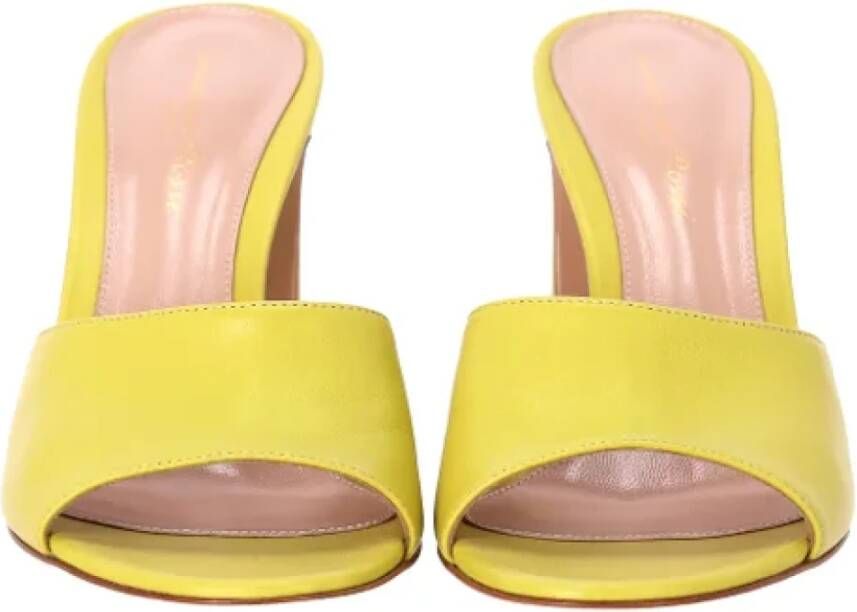 Gianvito Rossi Pre-owned Leather heels Yellow Dames