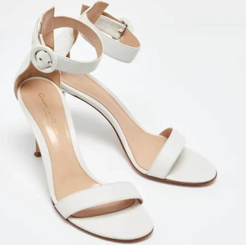 Gianvito Rossi Pre-owned Leather sandals White Dames