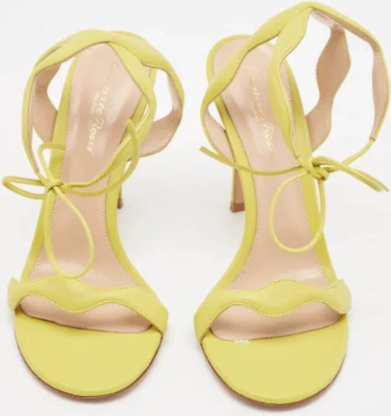 Gianvito Rossi Pre-owned Leather sandals Yellow Dames