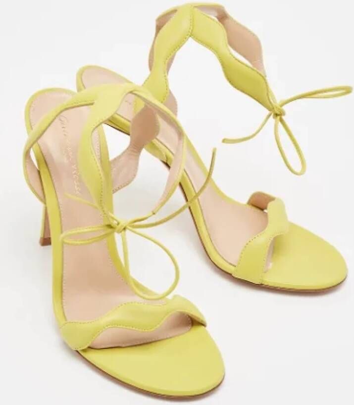 Gianvito Rossi Pre-owned Leather sandals Yellow Dames