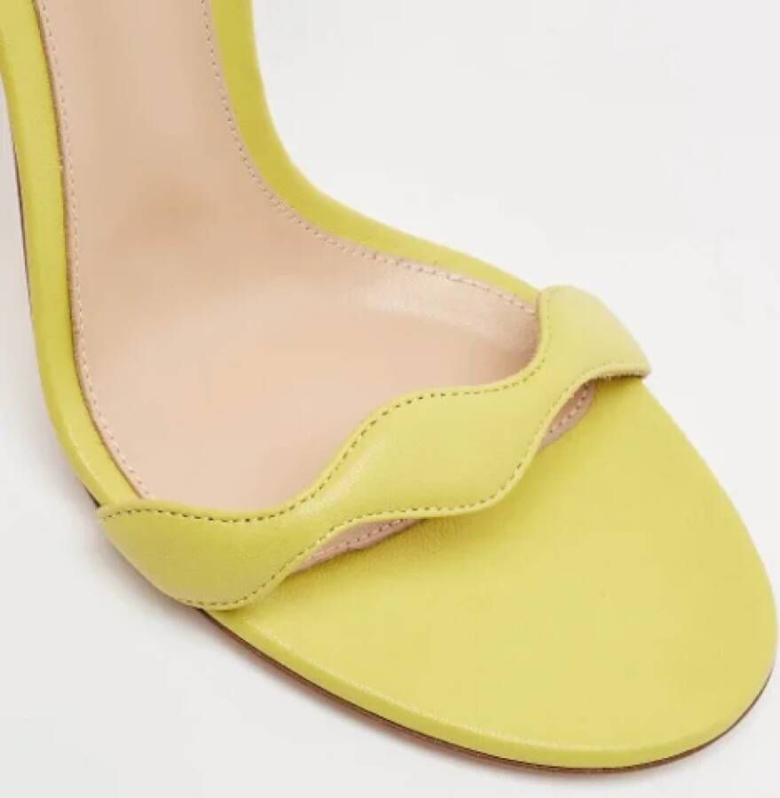 Gianvito Rossi Pre-owned Leather sandals Yellow Dames