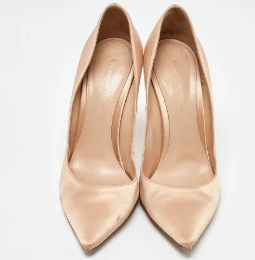 Gianvito Rossi Pre-owned Satin heels Beige Dames