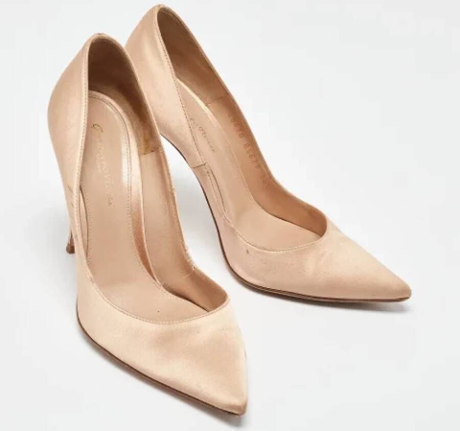 Gianvito Rossi Pre-owned Satin heels Beige Dames