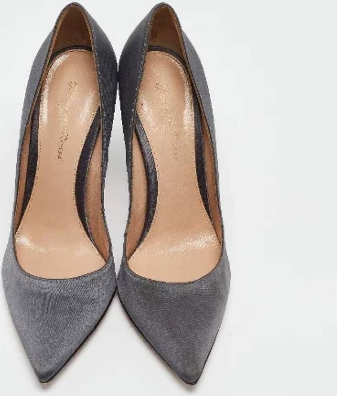 Gianvito Rossi Pre-owned Satin heels Gray Dames