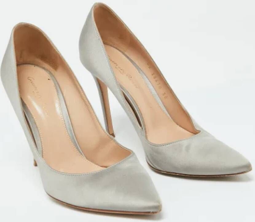 Gianvito Rossi Pre-owned Satin heels Gray Dames