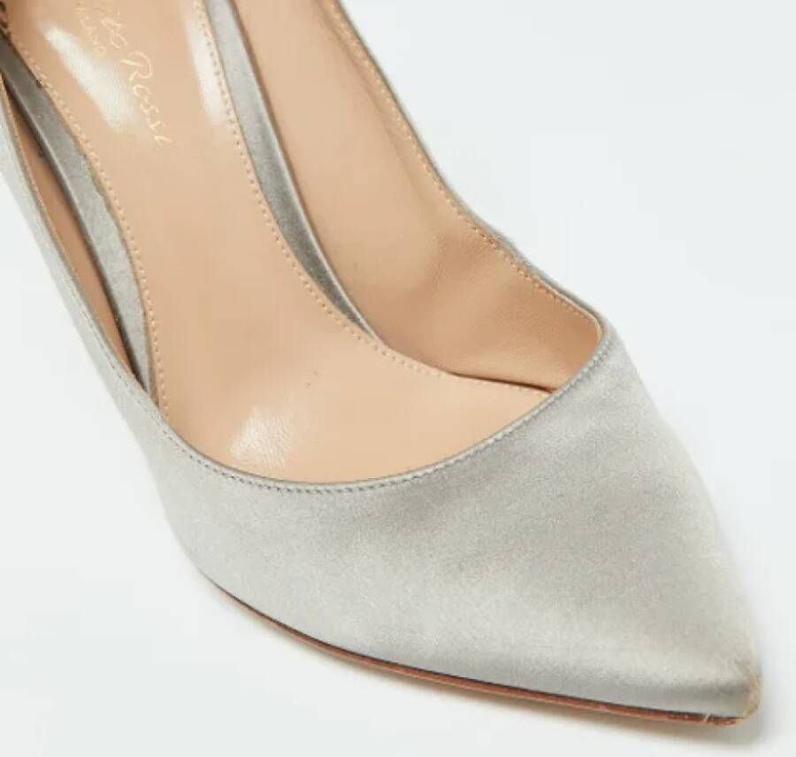 Gianvito Rossi Pre-owned Satin heels Gray Dames