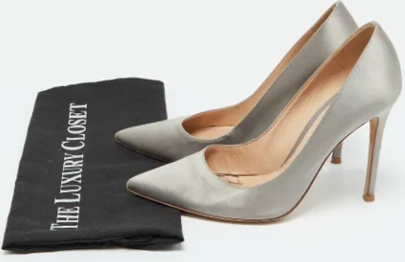 Gianvito Rossi Pre-owned Satin heels Gray Dames