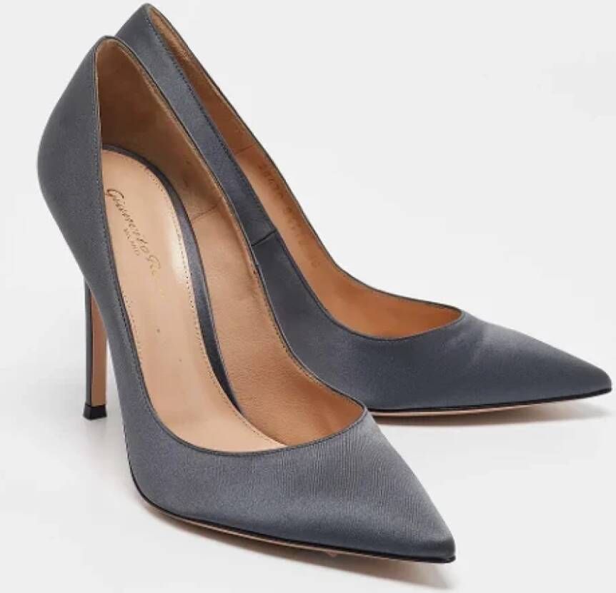 Gianvito Rossi Pre-owned Satin heels Gray Dames