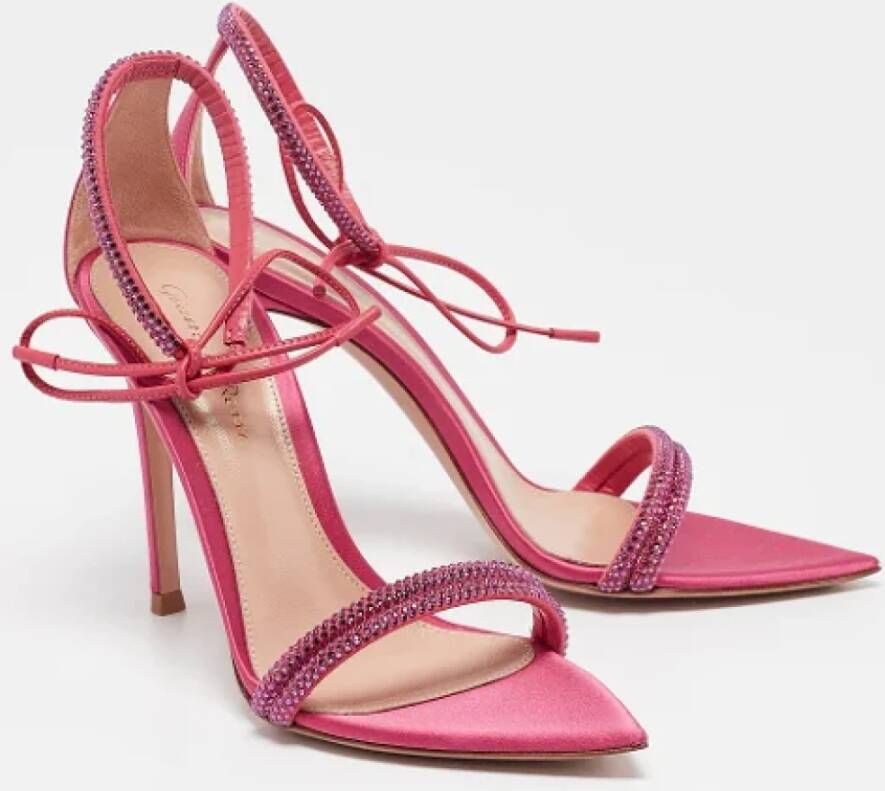 Gianvito Rossi Pre-owned Satin sandals Pink Dames