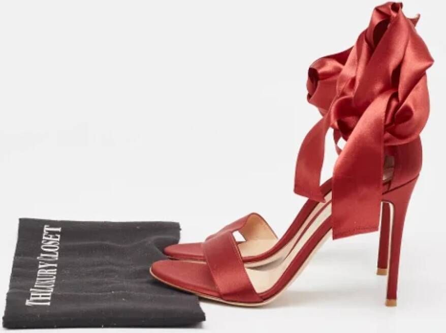 Gianvito Rossi Pre-owned Satin sandals Red Dames