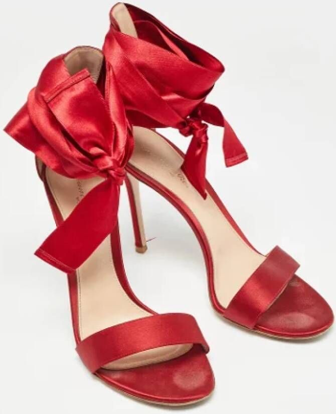 Gianvito Rossi Pre-owned Satin sandals Red Dames