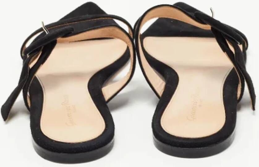 Gianvito Rossi Pre-owned Suede flats Black Dames