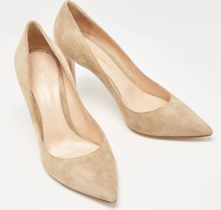 Gianvito Rossi Pre-owned Suede heels Beige Dames