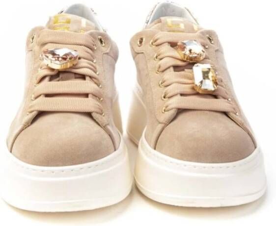 Gio+ Roze Leren en Suède Sneakers met Gouden Oogjes en Juweelaccessoires Beige Dames