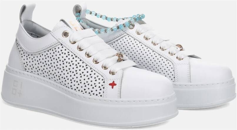 Gio+ Witte geperforeerde leren sneakers met blauwe kralen enkelband White Dames