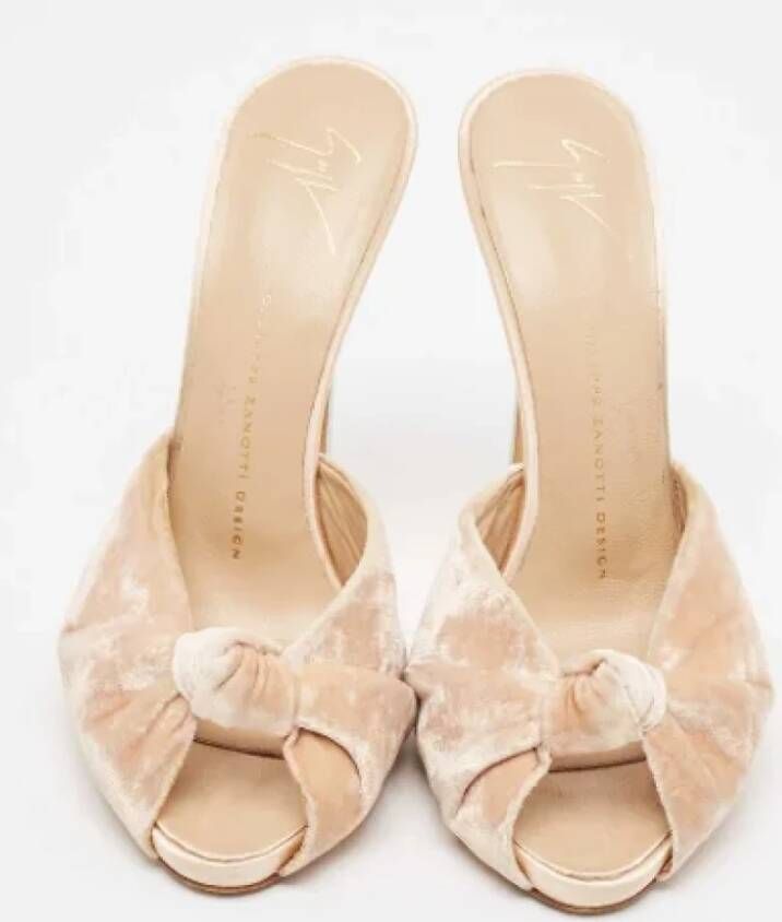 Giuseppe Zanotti Pre-owned Velvet sandals Beige Dames