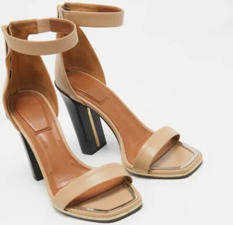 Givenchy Pre-owned Leather sandals Beige Dames