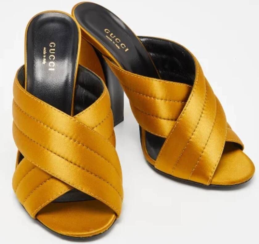 Gucci Vintage Pre-owned Satin sandals Yellow Dames