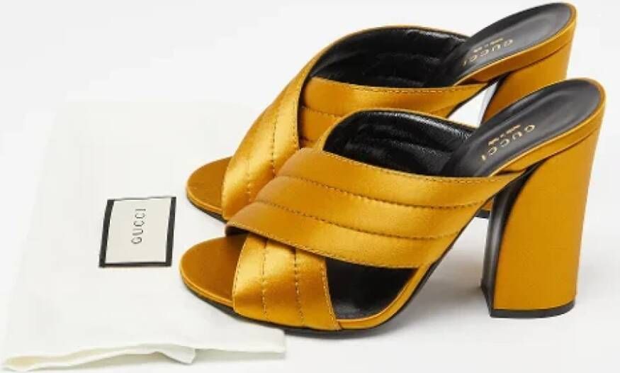 Gucci Vintage Pre-owned Satin sandals Yellow Dames