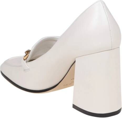 Jimmy Choo Crème Witte Leren Pomp met Kettingdetail White Dames