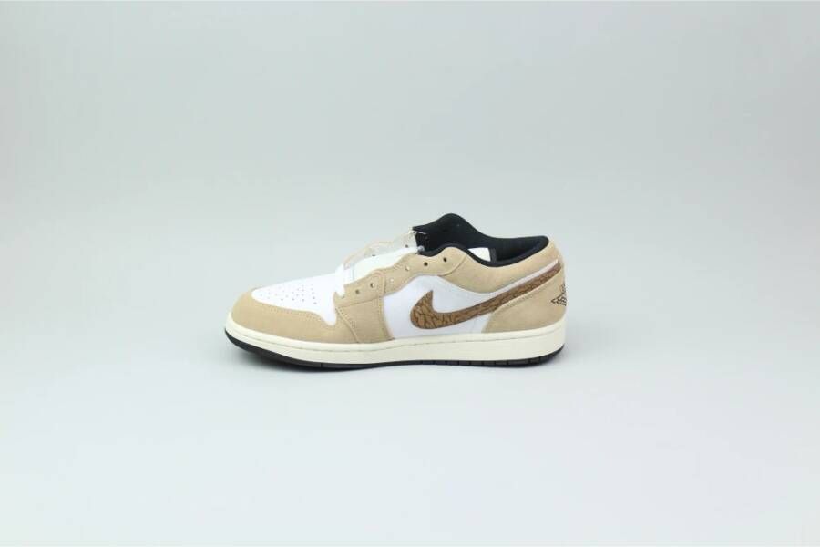 Jordan Bruine Olifant Low SE Sneakers Beige Heren