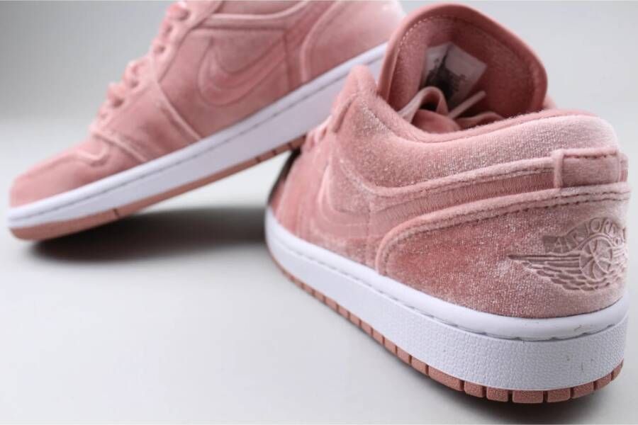 Jordan Roze Velvet Low SE Sneakers Pink Dames