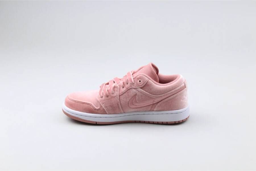 Jordan Roze Velvet Low SE Sneakers Pink Dames