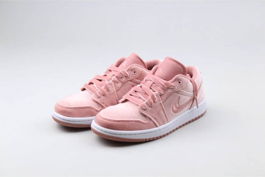 Jordan Roze Velvet Low SE Sneakers Pink Dames