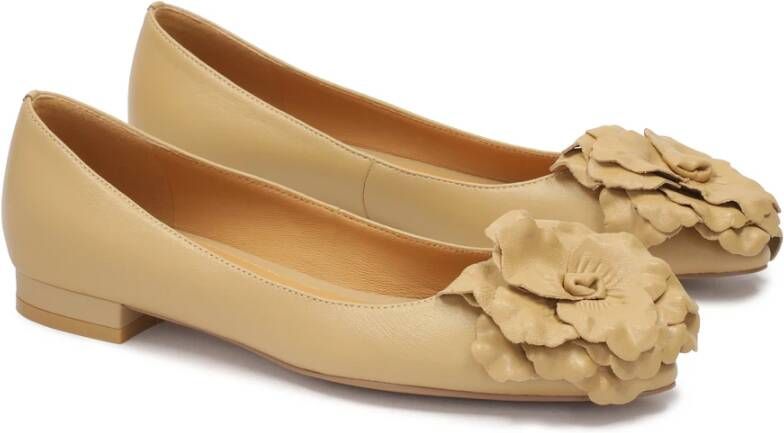 Kazar Beige platte pumps met bloem Beige Dames