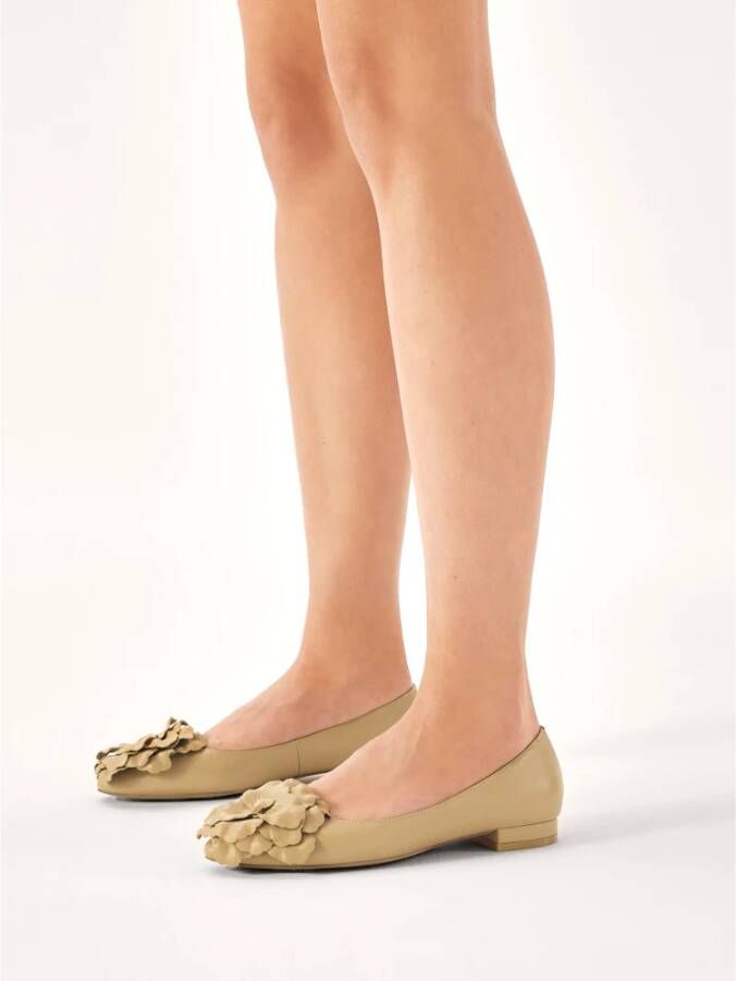 Kazar Beige platte pumps met bloem Beige Dames