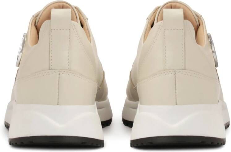 Kazar Comfortabele sneakers versierd met een zilveren monogram White Dames