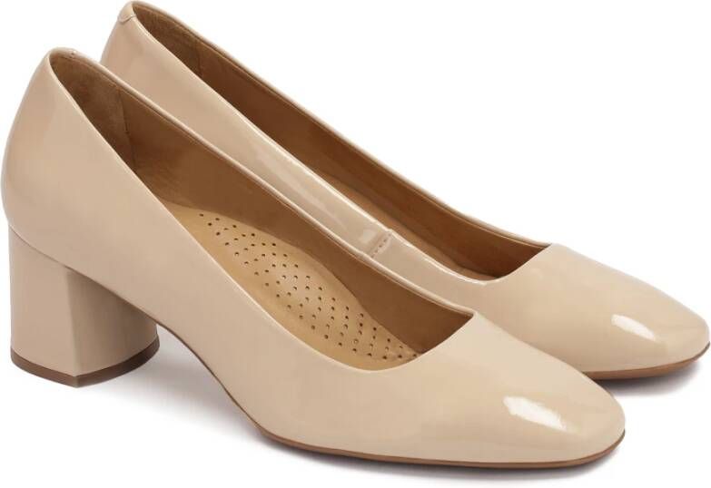 Kazar Gelakte beige pumps met een brede hak Beige Dames