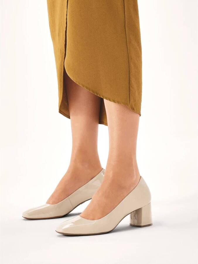 Kazar Gelakte beige pumps met een brede hak Beige Dames