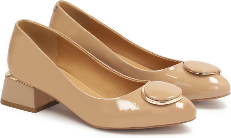 Kazar Klassieke pumps met lage hak en decoratie aan de voorkant Beige Dames