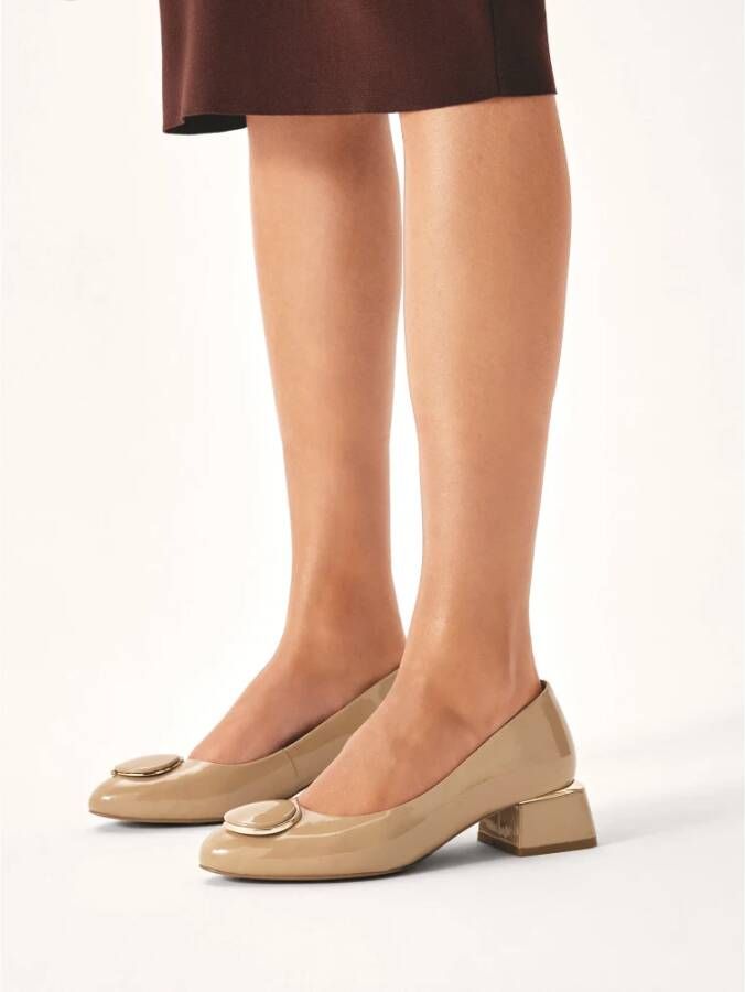 Kazar Klassieke pumps met lage hak en decoratie aan de voorkant Beige Dames