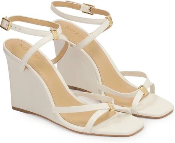 Kazar Monogram sandalen met bandjes op een platform met een monogram hanger Beige Dames