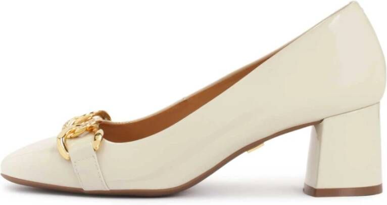 Kazar Roomwit gelakte pumps met metalen versiering Beige Dames